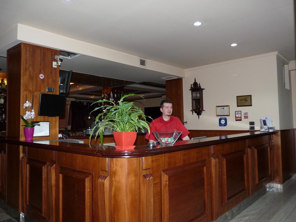 Hotel Elysee Тирана Екстер'єр фото