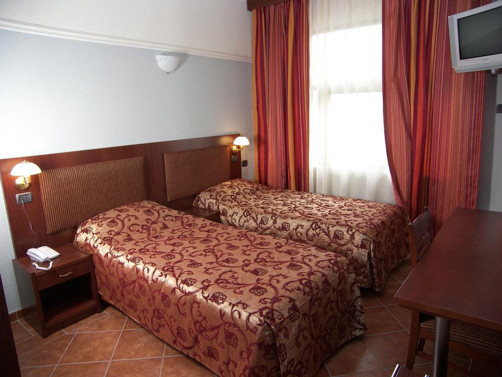 Hotel Elysee Тирана Екстер'єр фото