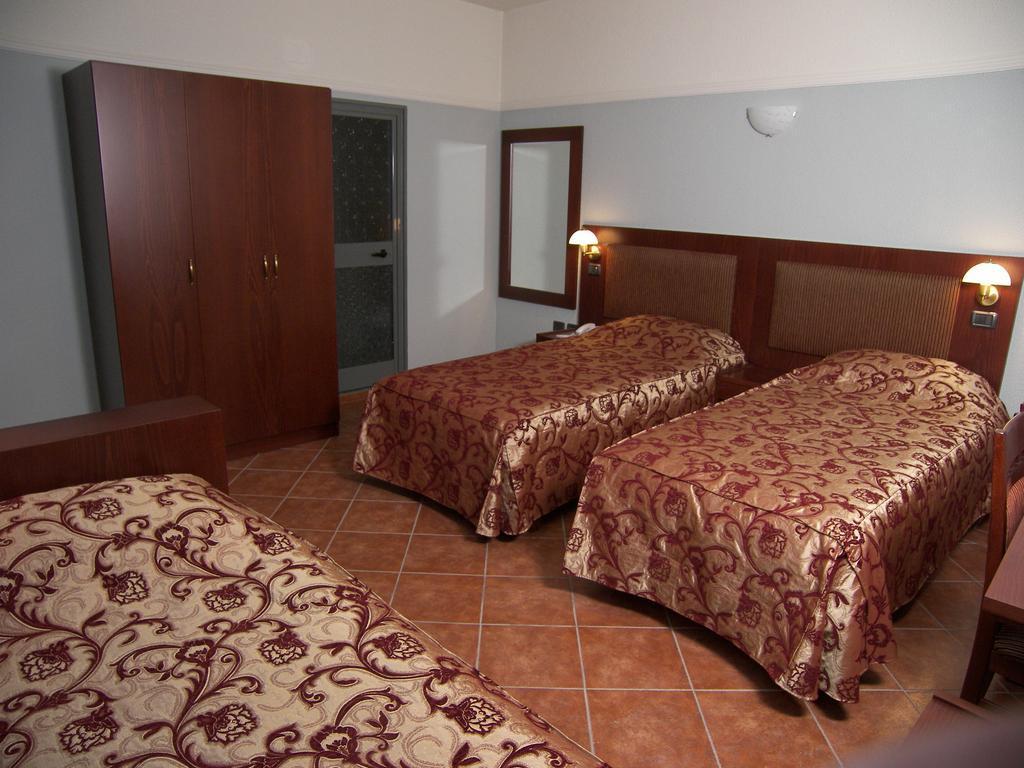 Hotel Elysee Тирана Екстер'єр фото
