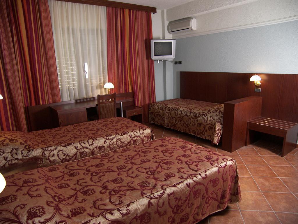 Hotel Elysee Тирана Екстер'єр фото