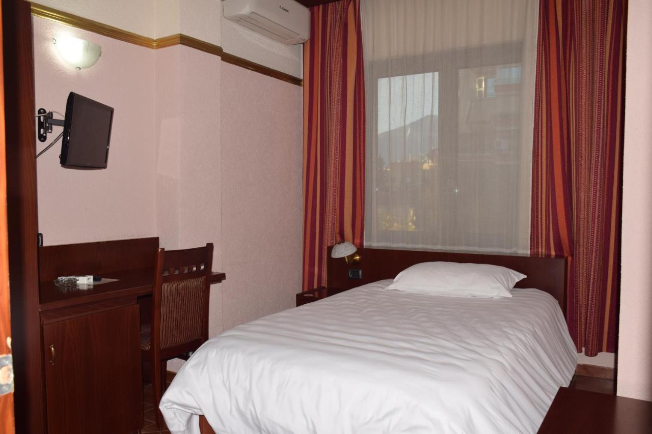 Hotel Elysee Тирана Екстер'єр фото