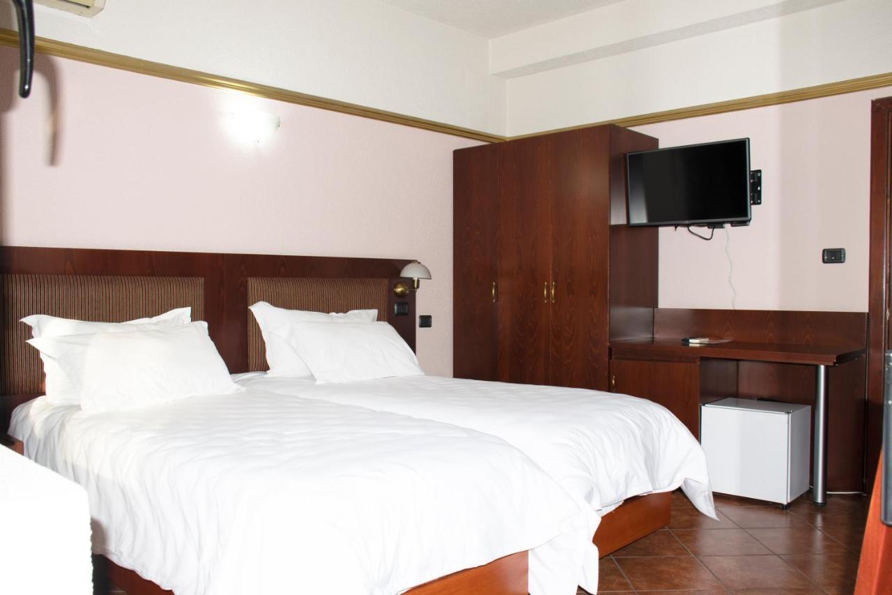 Hotel Elysee Тирана Екстер'єр фото
