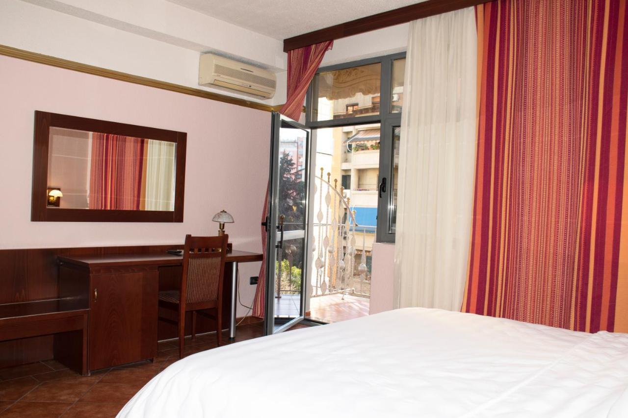 Hotel Elysee Тирана Екстер'єр фото