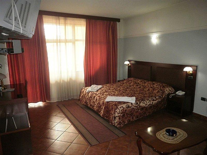 Hotel Elysee Тирана Номер фото